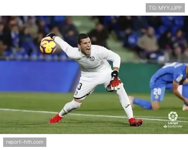 莫利纳被视为右闸首选，球队防线迎来全新调整